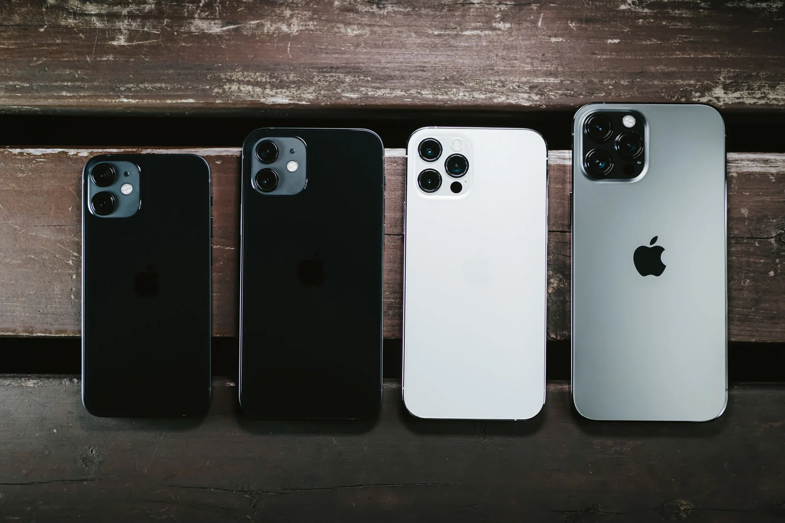 iPhone カメラレンズ大きさ情報の調査と歴代モデルの進化と違い | カメラスタディラボ
